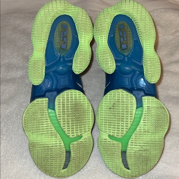 Nike LeBron James Sneakers 19 “Tropical” main image 6